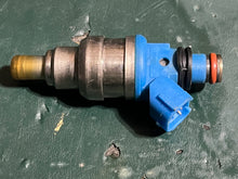 Cargar imagen en el visor de la galería, DF 60 70 hp Suzuki FUEL INJECTOR 15710-99E00 four stroke 1998-2009

