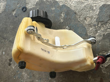 Charger l'image dans la galerie, DF 2.5 hp Suzuki FUEL TANK 65110-97J40 FUEL COCK 66100-97JL1 four stroke 2024 2014-up

