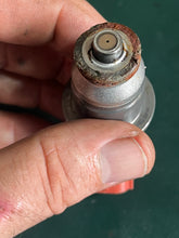 Load image into Gallery viewer, 150 175 200 hp Yamaha HPDI Fuel Injector 68F-13761-00-00 2.6L two stroke 2000-2011 cleaned
