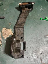 Charger l'image dans la galerie, 225 200 hp Mercury THROTTLE LINKAGE BRACKET 8240102 824010-c two stroke efi dfi 1994
