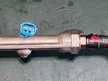 Cargar imagen en el visor de la galería, DF 250 225 200 hp Suzuki 15710-93J00 FUEL INJECTOR ASSY, 15751-93J00 DELIVERY PIPE four stroke 2004-11
