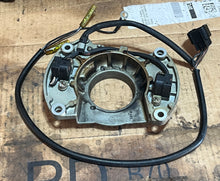 Load image into Gallery viewer, F 100 90 80 75 hp Yamaha Pulser Coil 67F-85580-00-00 four stroke 1999-2004 old-style connector

