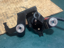 Cargar imagen en el visor de la galería, 150 - 250 hp Yamaha 61A-85885-00-00 Throttle Sensor &amp; dif bracket TPS two stroke
