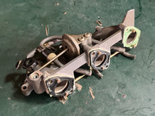 Charger l'image dans la galerie, BF 25 30 hp Honda INTAKE MANIFOLD 17100-ZV7-000ZA with THROTTLE ROD DIAPHRAGM 16400-ZV5-015 four stroke pre 1997-2003
