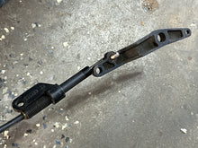 Charger l'image dans la galerie, 6 5 8 hp Johnson Evinrude 0440169 STEERING BRACKET &amp; 0336156 ARM 1992-2004 two stroke 0335892 stern bracket strd 0335891 port
