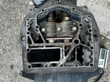 Charger l'image dans la galerie, f 150 hp Yamaha XCA 25”MIDSECTION UPPER CASING 6DA-45111-00-8D SWIVEL 64E-43311-20-8D EXHAUST 63P-41137-04-CA four stroke 201
