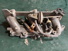 Charger l'image dans la galerie, BF 25 30 hp Honda INTAKE MANIFOLD 17100-ZV7-000ZA with THROTTLE ROD DIAPHRAGM 16400-ZV5-015 four stroke pre 1997-2003
