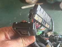 Cargar imagen en el visor de la galería, DF 90 115 140 Suzuki 36610-90J80 HARNESS WIRING oem FOUR STROKE 2006-10 one cracked connector
