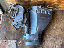 Cargar imagen en el visor de la galería, f 25 hp Yamaha MANUAL TILT MIDSECTION four stroke 15” SHORT SWIVEL 65W-43311-00-4D RECEIVER 66T-43350-01-00 UPPER CASING EXHA
