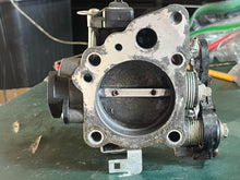 Charger l'image dans la galerie, BF 150 135 hp Honda THROTTLE BODY 16400-ZY6-013 four stroke 2007-up
