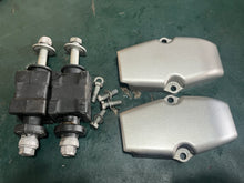 Cargar imagen en el visor de la galería, BF 25 35 40 50 hp Honda 50111-ZV5-000ZA HOUSINGS port &amp; starboard Motor Mounts 50155-ZV5-000 pre97-2007+ screws 90115-zv5-000
