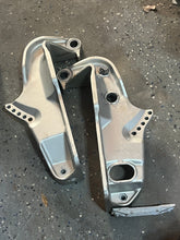 Load image into Gallery viewer, BF 50 40 hp Honda 50301-ZW4-H10ZA STERN BRACKET strbd 1997-2007 50311-ZW4-H11ZA port 2000-2007 FOUR STROKE
