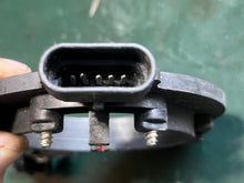 Load image into Gallery viewer, 150 175 hp Johnson Evinrude Flyhweel Optical Sensor 584914 586343 584265 two stroke V6 1991-2006
