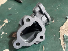 Cargar imagen en el visor de la galería, f 250 300 hp Yamaha THERMOSTAT COVER starboard 6CB-12422-20-9S Four Stroke 2015-2024 some 200 225 hp
