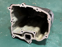 Cargar imagen en el visor de la galería, BF 25 30 hp Honda 11311-ZV7-010ZA OIL PAN 04102-ZV7-000ZA pre-97 four  stroke
