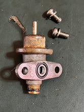 Load image into Gallery viewer, 150 - 300 hp Yamaha vst PRESSURE REGULATOR 68F-13906-10-00 two stroke HPDI
