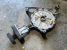 Load image into Gallery viewer, 40 hp Yamaha recoil STARTER ASSY 6r6-15710-00-ek pull 40c TWO STROKE 1992-93 also 6r6-15710-01-ek 6R6-Y130P-00-00 imperfect
