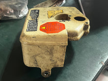 Charger l'image dans la galerie, sold ebay mar2026——35 25 hp Johnson Evinrude AIRBOX intake 387857 Two Stroke 1976-1977 omc
