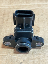 Cargar imagen en el visor de la galería, f 150 hp Yamaha 63P-82380-00-00 intake PRESSURE SENSOR 2004-2022 four stroke
