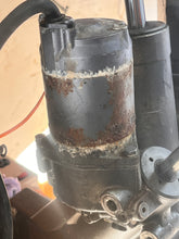 Load image into Gallery viewer, 115 130 150 175 200 hp Yamaha ptt POWER TRIM &amp; TILT UNIT two-wire 6G5-43800-05-4D two stroke 1994-1996 no broken bolts good m
