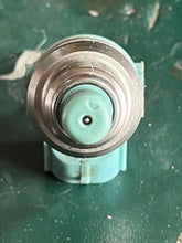 Cargar imagen en el visor de la galería, DT 175 Suzuki FUEL INJECTOR 15710-92E01 195500-2270 two stroke 1987-1992 DENSO
