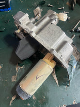 Charger l'image dans la galerie, DF 225 250 200 hp Suzuki VST FUEL PUMP ASSY 15600-93J00 four stroke 2004-2011 TESTED
