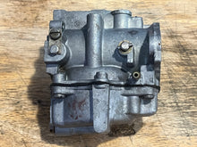 Cargar imagen en el visor de la galería, 70 hp Johnson Evinrude 313355 d2 d1 CARBURETOR w linkages, choke solenoid &amp; plunger TWO STROKE oem 0393546 0393547 CARBURETOR with linkages two stroke 1978-88
