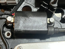 Load image into Gallery viewer, f 225 200 hp Yamaha 3 IGNITION COILS f6t546 w BRACKET 69J-82310-00-00 69J-82316-00-00 four stroke 2002-2010 crossover Mercury
