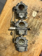 Cargar imagen en el visor de la galería, 70 hp Johnson Evinrude 313355 d2 d1 CARBURETOR w linkages, choke solenoid &amp; plunger TWO STROKE oem 0393546 0393547 CARBURETOR
