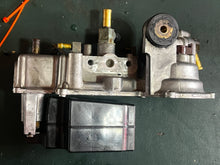 Load image into Gallery viewer, 150 200 225 250 hp Yamaha VST FLOAT CHAMBER COVER 66K-14182-02-00 two stroke OX66 2001-2002
