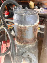 Load image into Gallery viewer, 115 130 150 175 200 hp Yamaha ptt POWER TRIM &amp; TILT UNIT two-wire 6G5-43800-05-4D two stroke 1994-1996 no broken bolts good m
