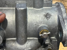 Cargar imagen en el visor de la galería, 70 hp Johnson Evinrude 313355 d2 d1 CARBURETOR w linkages, choke solenoid &amp; plunger TWO STROKE oem 0393546 0393547 CARBURETOR with linkages two stroke 1978-88
