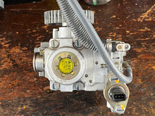 Load image into Gallery viewer, 150 175 200 hp Yamaha HPDI 68F-12170-01-00 CAMSHAFT compressor ASSY with FUEL PUMP ASSY 68F-13910-10-00 two stroke 2004-2014
