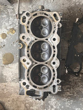 Cargar imagen en el visor de la galería, BF 225 hp Honda stbd CYLINDER HEAD 12210-ZY3-010ZA  2002-up BF 250 2007-up

