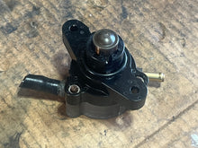Cargar imagen en el visor de la galería, vf 90 75 hp Yamaha 6FP-24410-00-00 FUEL PUMP 2016-2022 four stroke
