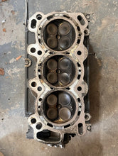 Load image into Gallery viewer, BF 225 200 hp Honda stbd CYLINDER HEAD 12210-ZY3-010ZA  2002-up BF 250 2007-up
