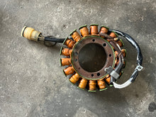 Cargar imagen en el visor de la galería, F 100 80 hp Yamaha Stator Assy 67F-85510-00-00 four stroke electrical 1999

