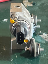 Load image into Gallery viewer, 250 hp Yamaha PRESSURE SENSOR 60V-82380-00-00 PIPE 60V-13938-00-00 two stroke HPDI 3.3 Liter 2003-2009 some compatibility 200
