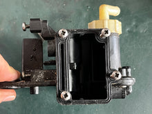 Cargar imagen en el visor de la galería, 90 115 hp Johnson Evinrude vst vro FUEL BRACKET 0340082 FUEL FILTER 0433190 NUT 0335112 two stroke v4 1995-2001
