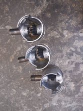 Charger l'image dans la galerie, DT 75 85 hp Suzuki PISTON ASSY 12110-95516 nla with used rings 12140-95302 and pin 12151-87E01 two stroke 1988-1997
