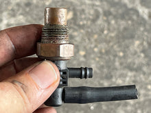 Charger l'image dans la galerie, 135 150 200 hp Mercury Mariner VACUUM VALVE 814612 two stroke v6 Black Max XR6
