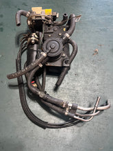 Load image into Gallery viewer, 200 - 250 hp Evinrude Ficht 5000527 OIL INJECTOR &amp; MANIFOLD,  5000885 FUEL LIFT PUMP ASSY, 0502906 FUEL FILTER 05001479 03464
