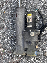 Cargar imagen en el visor de la galería, 50 hp Mercury Outboard 206014 4 Power Trim Assembly 822344T14 822344T5 10 Tilt Two Stroke - TESTED
