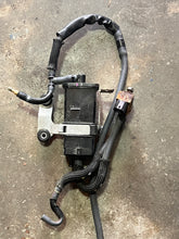 Charger l'image dans la galerie, f 115 hp Yamaha fuel CANISTER 6P2-24170-00-00 SOLENOID VALVE 6C5-86120-00-00 HOLDER 6EK-2419A-00-00 four stroke 2014-2018 som
