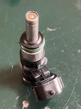 Charger l'image dans la galerie, DF 30 25 hp Suzuki FUEL INJECTOR 15710-82M00 four stroke 2015-2024 - resistance tested
