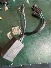 Cargar imagen en el visor de la galería, 200 225 250 300 hp Evinrude E-tec POWER TRIM RELAY 586767 0769081 two stroke compat 25-300 hp 0586767 CABLE &amp; RELAY
