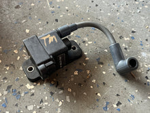 Cargar imagen en el visor de la galería, 25 - 225 hp Mercury 827509A7 827509 CDM ASSEMBLY ignition coil 4-pin OEM 5” boot - 827509A8 827509A9 827509A10 Two Stroke
