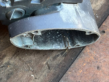 Cargar imagen en el visor de la galería, F 25 hp Yamaha 20” Long MIDSECTION with SWIVEL 65W-43311-10-4D UPPER CASING 65W-45111-10-4D EXHAUST 65W-41137-04-94 BRACKETS 
