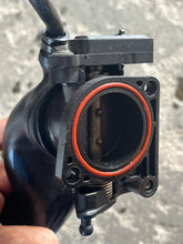Load image into Gallery viewer, 40 30 hp Mercury EFI THROTTLE BODY 877831A03 TPS 881070T 8M0125617 ATTENUATOR 893521 four stroke 3 cylinder 2005
