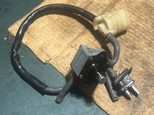 Charger l'image dans la galerie, BF 50 Honda 16700-ZW1-004 FUEL PUMP 25 30 40 75 90 hp with filter, hose &amp; fuel cock 1997-2007 four stroke
